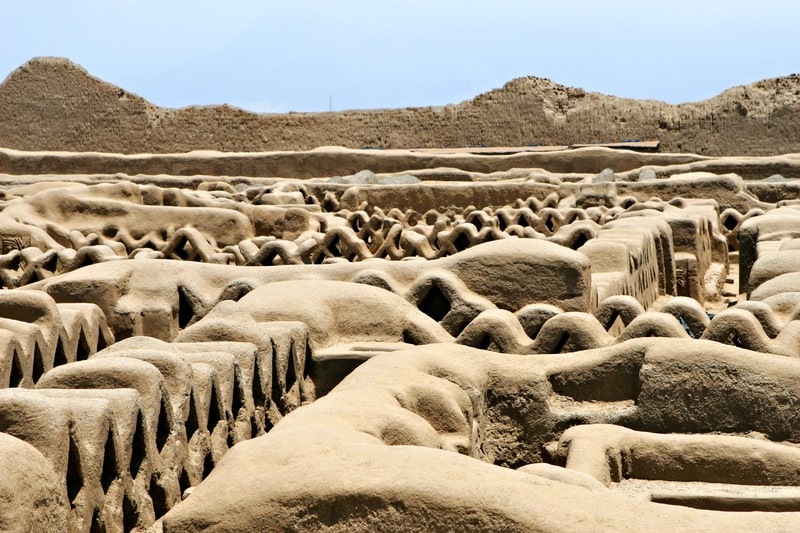 Bei einer Nordperu Studienreise entdecken Reisende die Ruinen von Chan Chan, der größten Lehmziegelstadt der Welt 